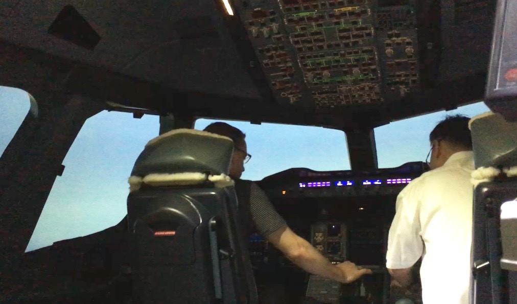 James Van Dellen . A380 Simulator . Thai Airways